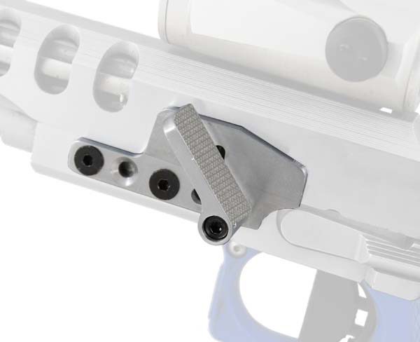 Thumbrest Tuning-Teil montiert
